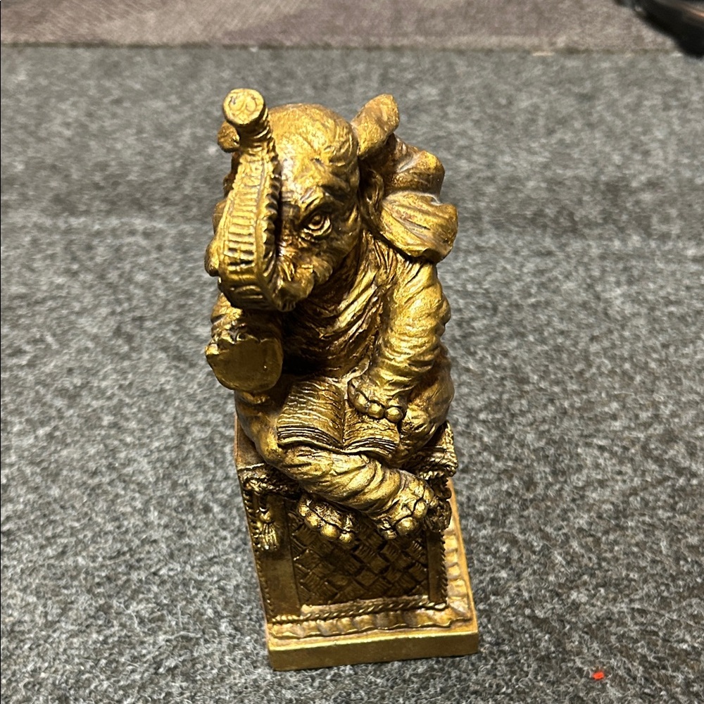 Beautiful elephant bookend🐘